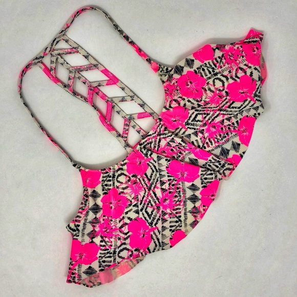 PINK VICTORIA’S SECRET Pink Ruffle Swim Top